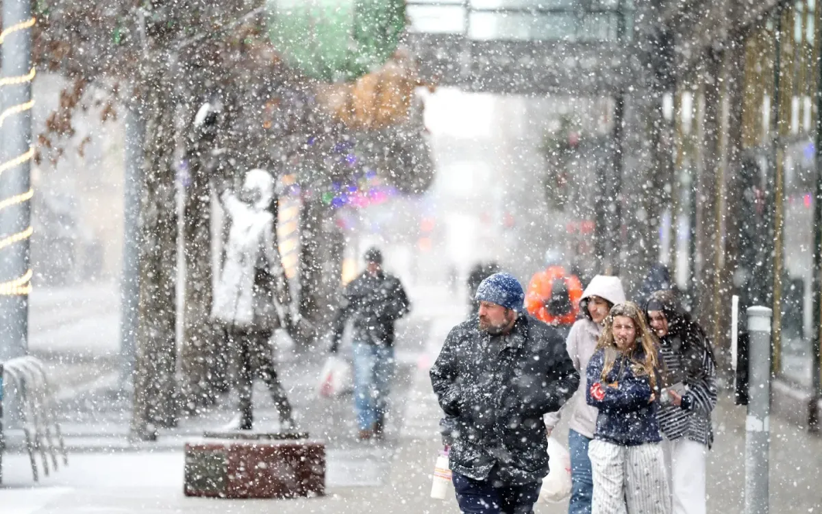 Tuyết rơi dày trên phố Nicollet Mall ở thành phố Minneapolis, ngày 28/12/2025 (Ảnh: Star Tribune/AP)