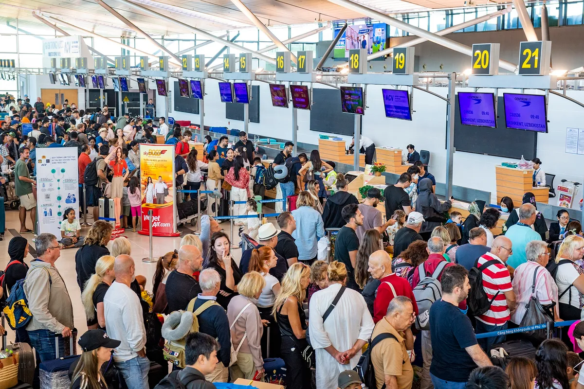 H&agrave;ng kh&ocirc;ng "ồ ạt" tăng chuyến dịp Tết Dương lịch 2026: V&eacute; nhiều chặng vẫn "ch&aacute;y" - Ảnh 1.