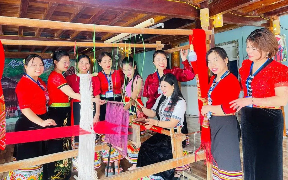 Sống một ng&agrave;y c&ugrave;ng đồng b&agrave;o: Chạm v&agrave;o linh hồn của di sản Việt- Ảnh 2.