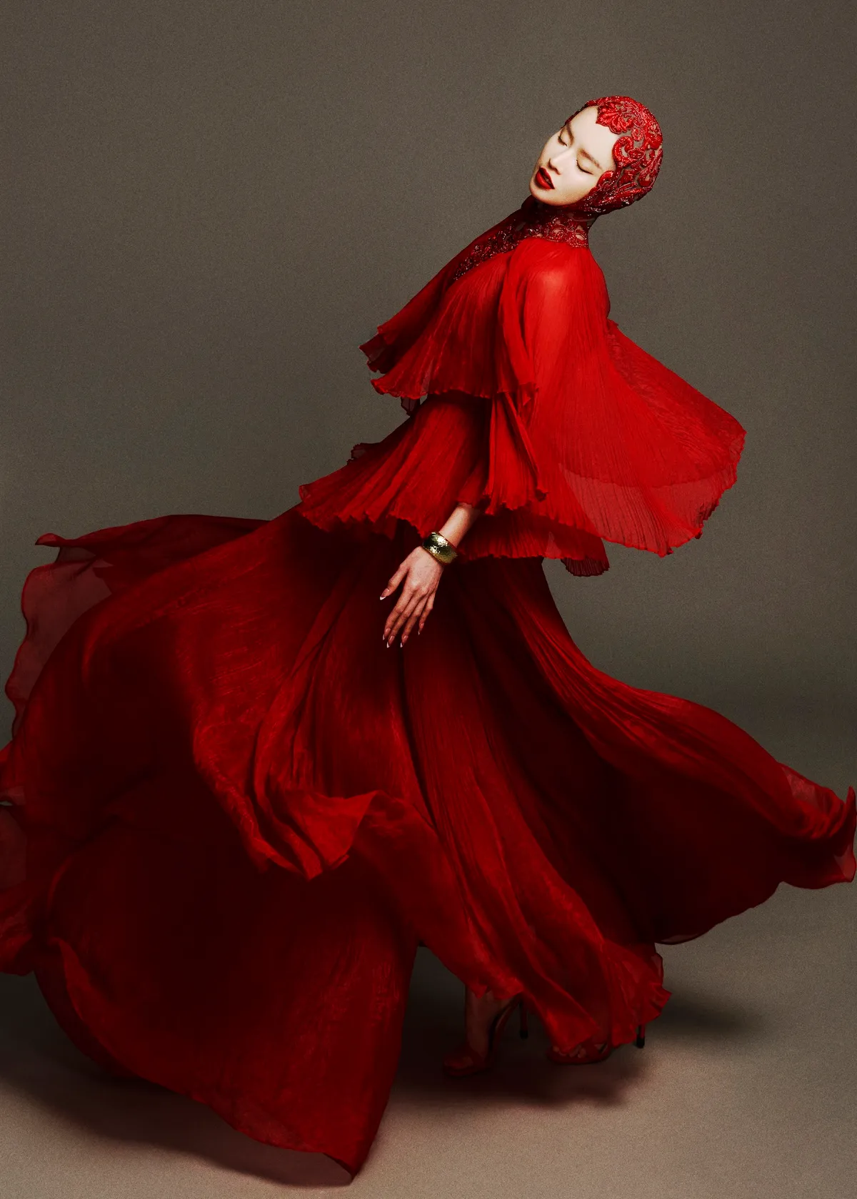 Hoa hậu Thanh Thủy đẹp b&iacute; ẩn trong thiết kế Thu Đ&ocirc;ng của L&ecirc; Thanh H&ograve;a  - Ảnh 3.