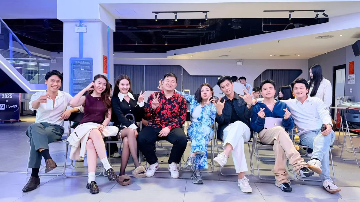 C&aacute;ch em 1 milimet: Nhiều diễn vi&ecirc;n c&ugrave;ng hết vai, x&uacute;c động chia tay đo&agrave;n phim- Ảnh 1.