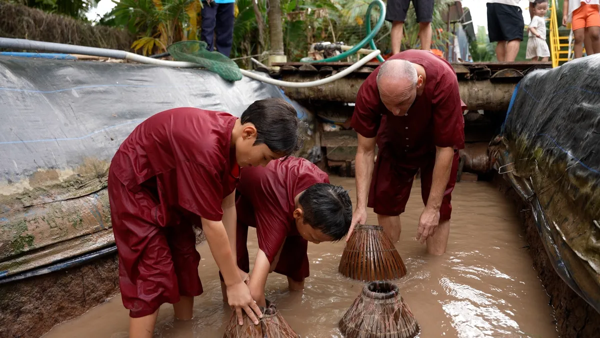 "Cha con vạn dặm" đưa bố con T&acirc;y đi trải nghiệm miền T&acirc;y- Ảnh 2.