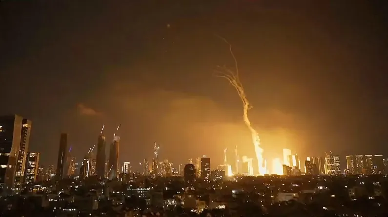 Tổng thống Iran: Tel Aviv đang trong tình trạng chiến tranh "toàn diện" với Mỹ, Israel và châu Âu - Ảnh 1.