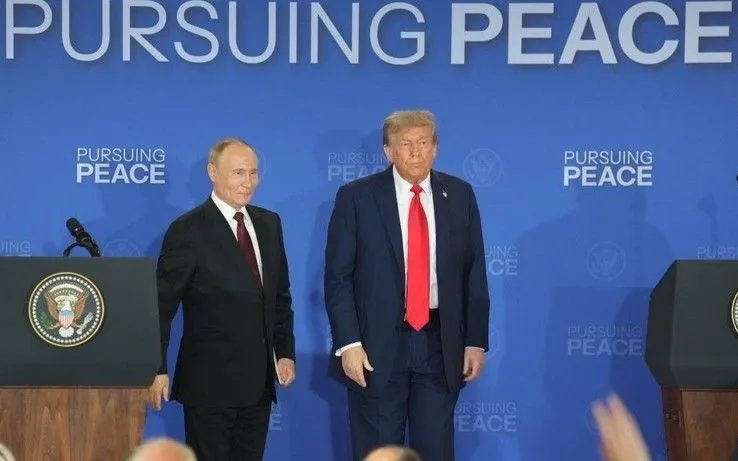 Tổng thống Mỹ (phải) và Tổng thống Nga trong cuộc họp báo chung tại Căn cứ Elmendorf-Richardson ở Anchorage, bang Alaska, Mỹ, ngày 15/8/2025 (Ảnh: THX/TTXVN)