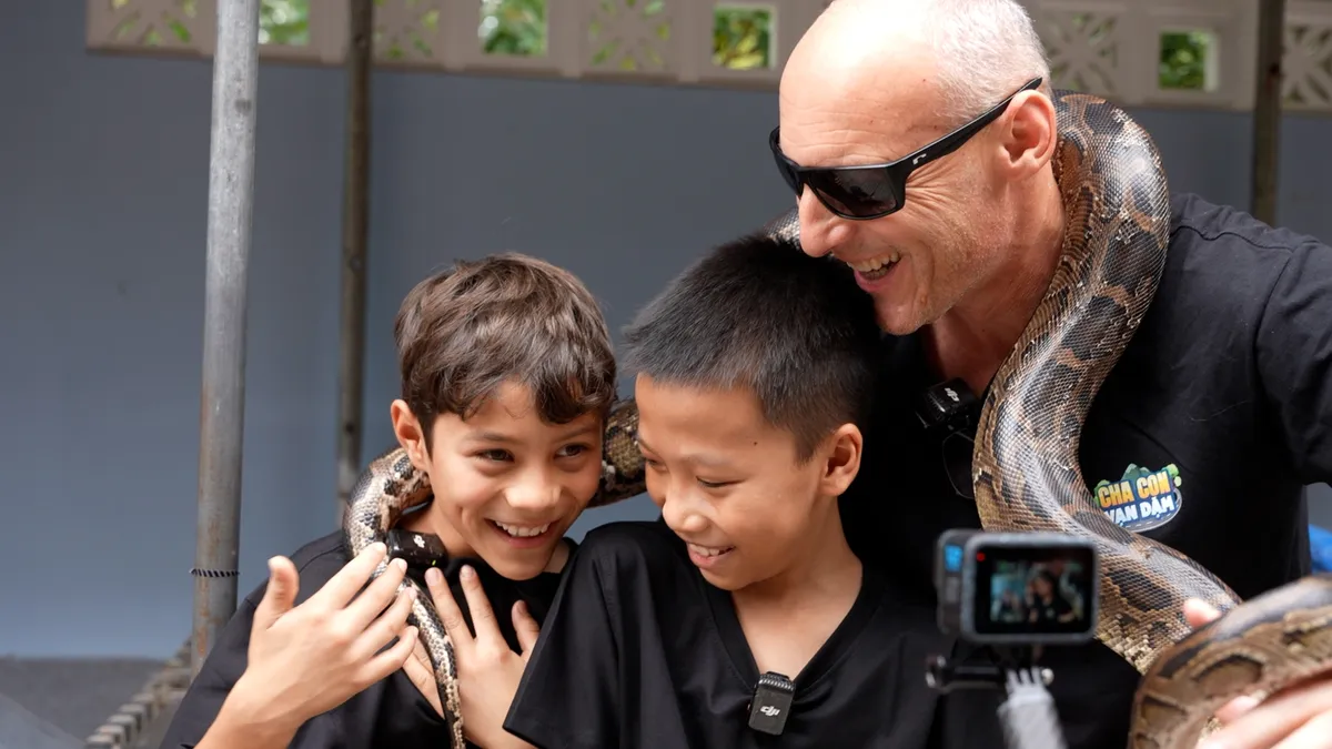 "Cha con vạn dặm" đưa bố con T&acirc;y đi trải nghiệm miền T&acirc;y- Ảnh 1.