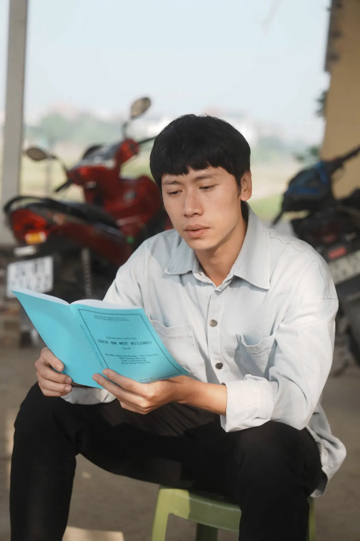 C&aacute;ch em 1 milimet: Nhiều diễn vi&ecirc;n c&ugrave;ng hết vai, x&uacute;c động chia tay đo&agrave;n phim- Ảnh 8.