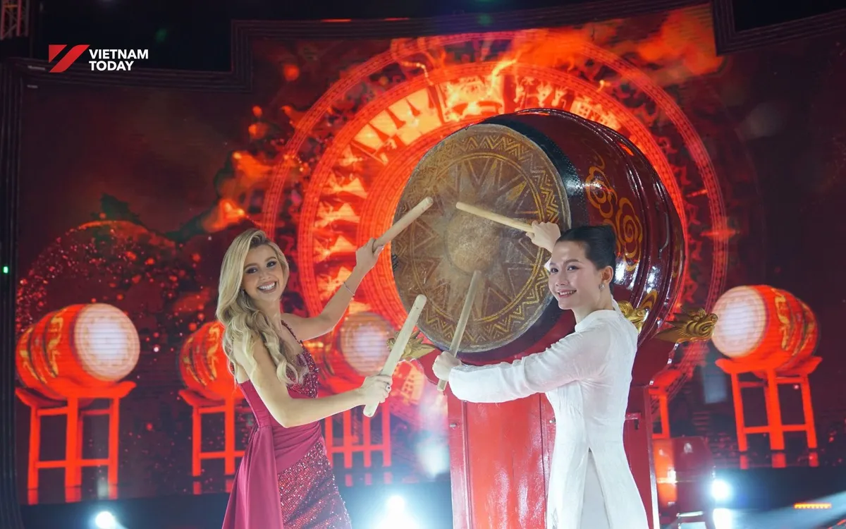 Miss Cosmo Yolina Lindquist và nghệ sĩ trống Trương Thu Hà