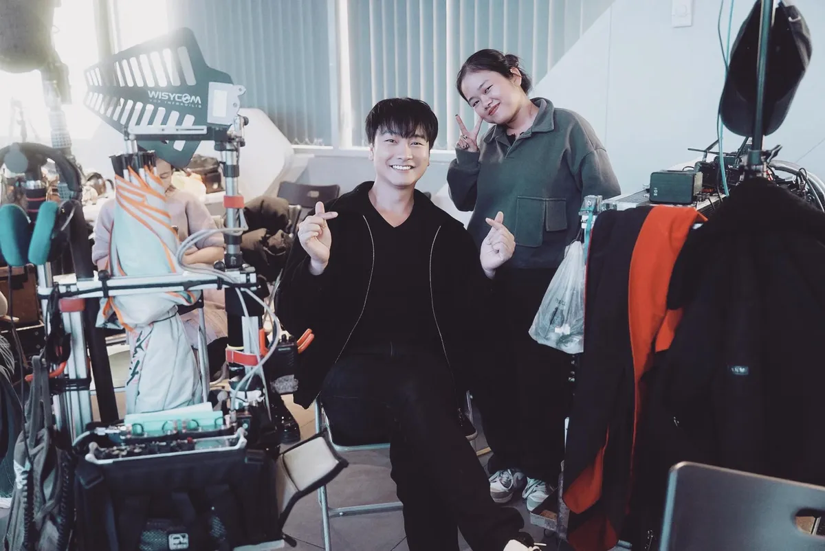 C&aacute;ch em 1 milimet: Nhiều diễn vi&ecirc;n c&ugrave;ng hết vai, x&uacute;c động chia tay đo&agrave;n phim- Ảnh 6.