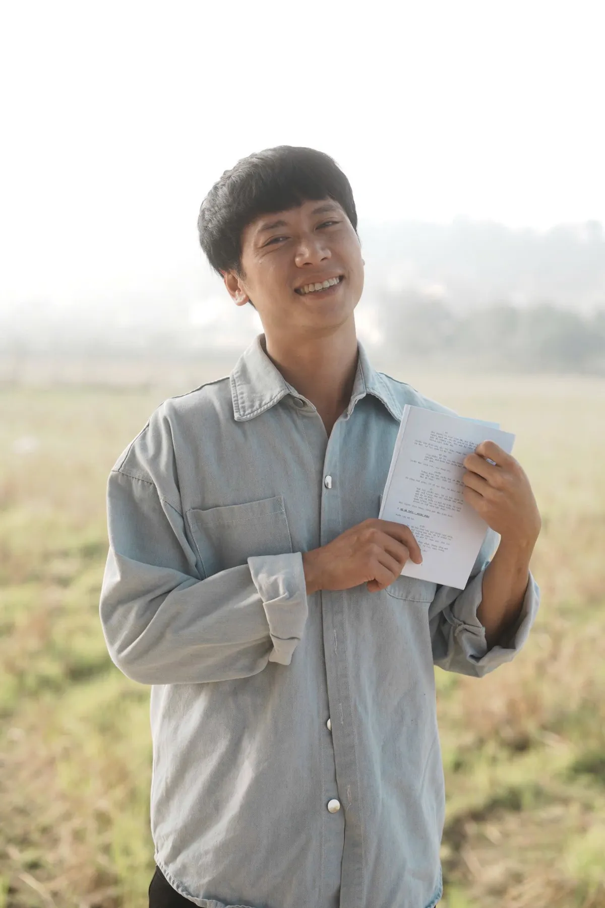 C&aacute;ch em 1 milimet: Nhiều diễn vi&ecirc;n c&ugrave;ng hết vai, x&uacute;c động chia tay đo&agrave;n phim- Ảnh 9.