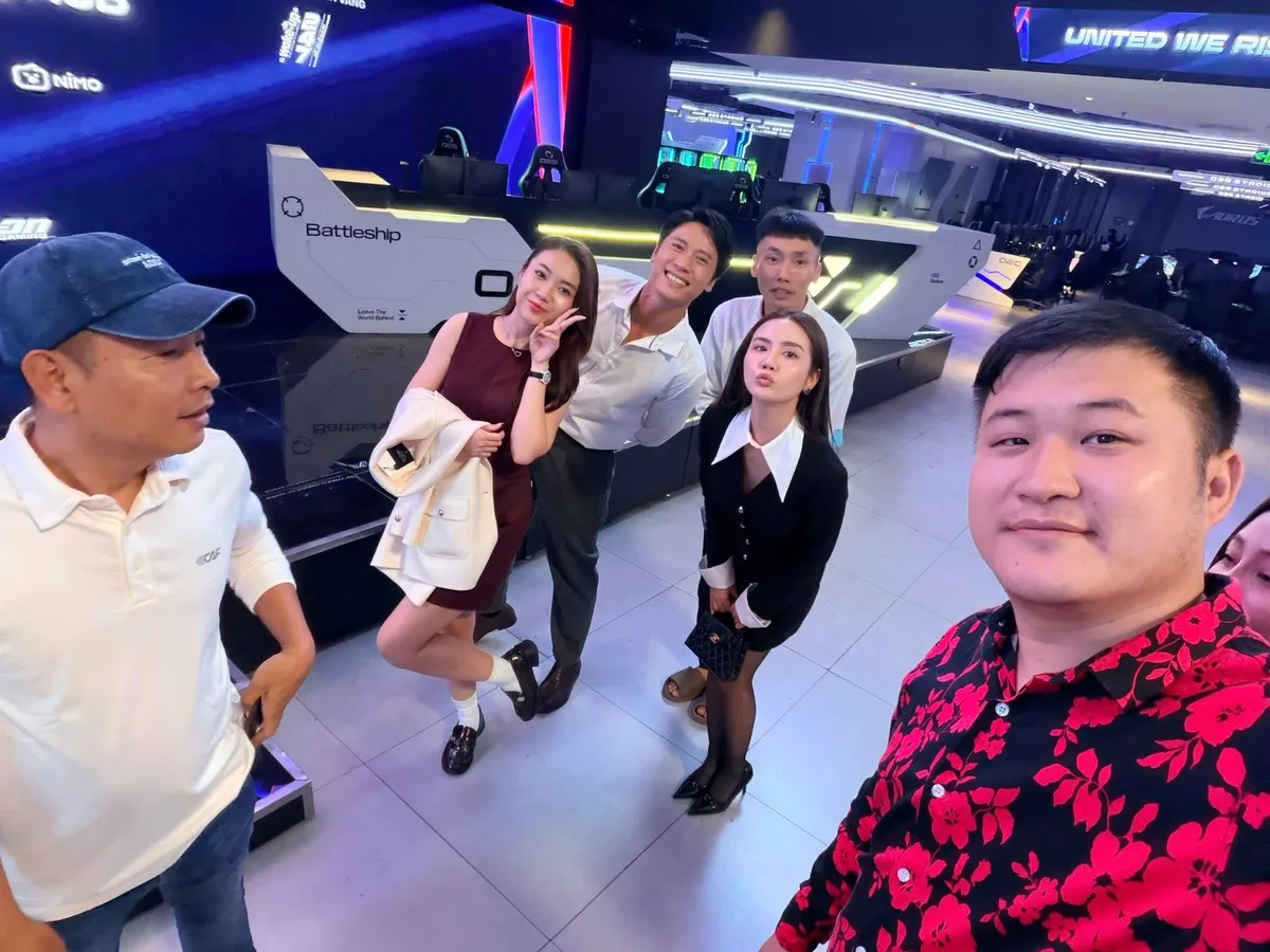 C&aacute;ch em 1 milimet: Nhiều diễn vi&ecirc;n c&ugrave;ng hết vai, x&uacute;c động chia tay đo&agrave;n phim- Ảnh 4.