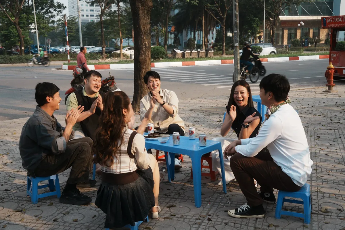 C&aacute;ch em 1 milimet: Nhiều diễn vi&ecirc;n c&ugrave;ng hết vai, x&uacute;c động chia tay đo&agrave;n phim- Ảnh 5.