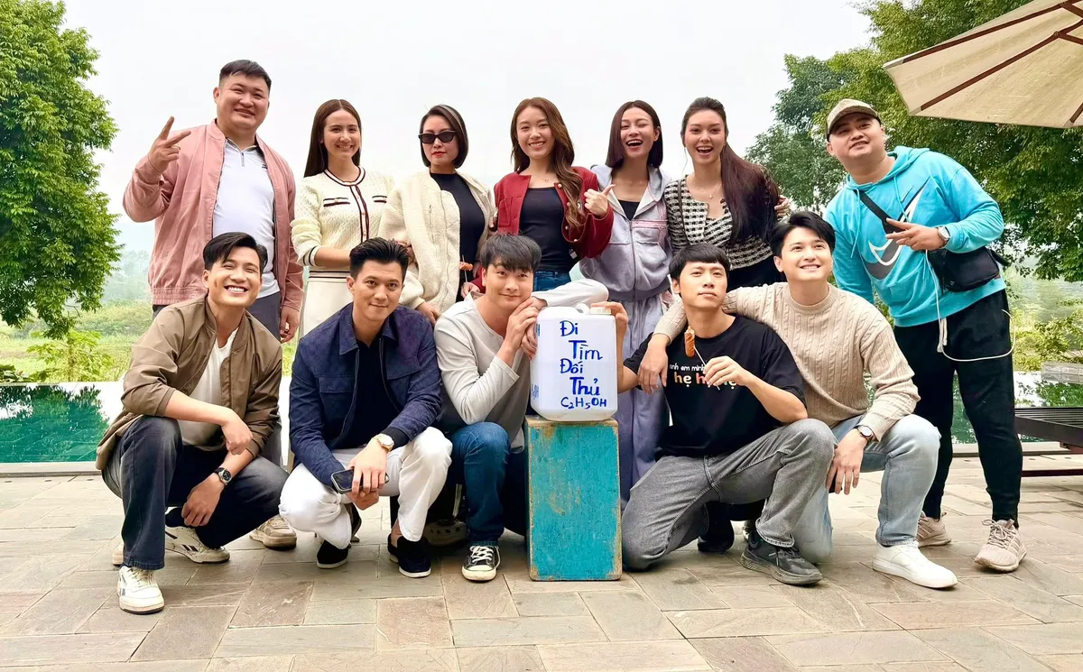 C&aacute;ch em 1 milimet: Nhiều diễn vi&ecirc;n c&ugrave;ng hết vai, x&uacute;c động chia tay đo&agrave;n phim- Ảnh 7.