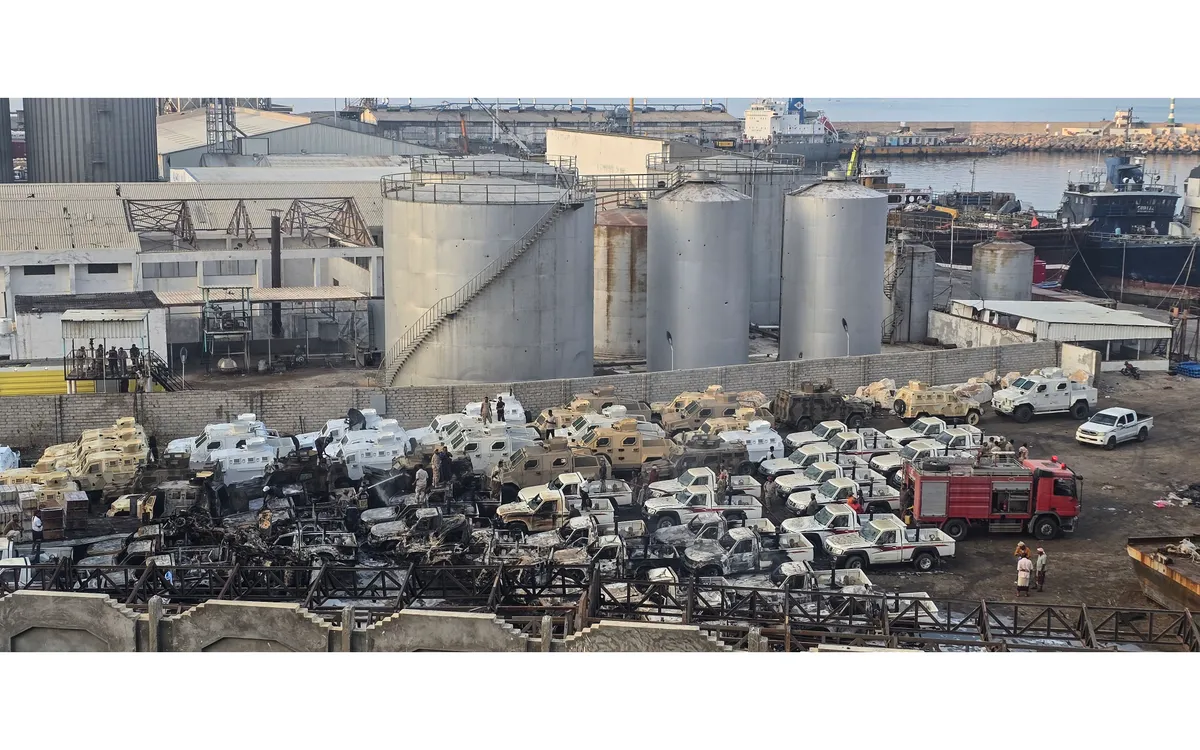 Các phương tiện bị hư hại do cuộc không kích của Saudi Arabia, được cho là do UAE gửi đến để hỗ trợ lực lượng ly khai Hội đồng Chuyển tiếp miền Nam (STC), ngày 30/12/2025 (Ảnh: AFP)