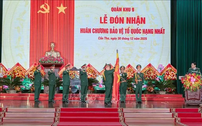 Đại tướng Nguyễn Trọng Nghĩa, Ủy viên Bộ Chính trị, Bí thư Trung ương Đảng, Ủy viên Thường vụ Quân ủy Trung ương, Chủ nhiệm Tổng cục Chính trị, trao Huân chương Bảo vệ Tổ quốc hạng Nhất cho Bộ Tư lệnh Quân khu 9.