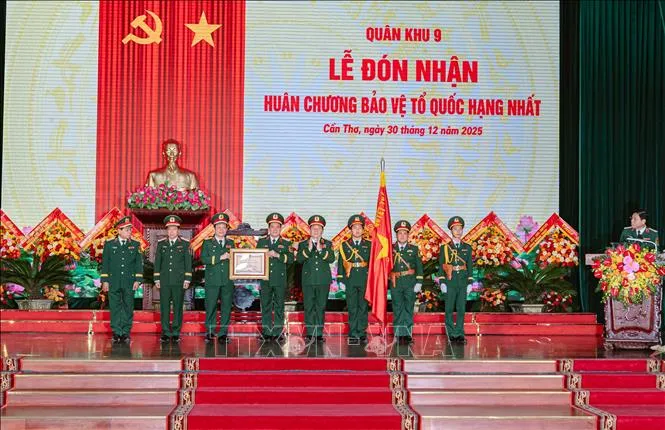 Bộ Tư lệnh Qu&acirc;n khu 9 đ&oacute;n nhận Hu&acirc;n chương Bảo vệ Tổ quốc hạng Nhất - Ảnh 1.