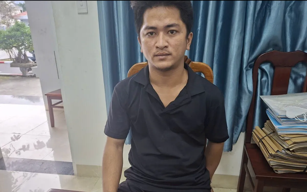 Đối tượng Trần Văn Thuận cùng tang vật. (Ảnh BĐBP)