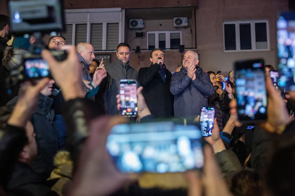 Ông Kosovo Albin Kurti ăn mừng cùng những người ủng hộ tại thủ đô Pristina, ngày 28/12/2025.