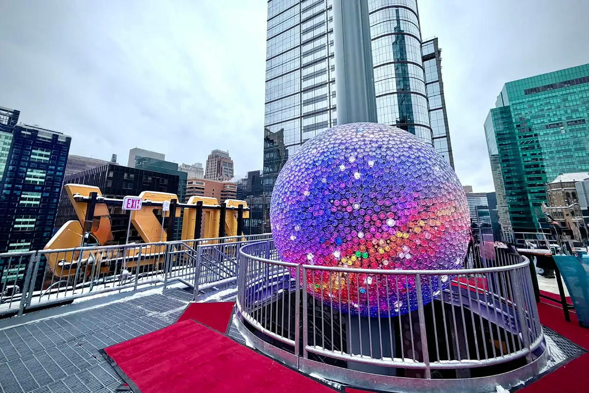 Quả cầu pha l&ecirc; ở New York &ldquo;kho&aacute;c &aacute;o mới&rdquo; ch&agrave;o đ&oacute;n năm 2026- Ảnh 1.