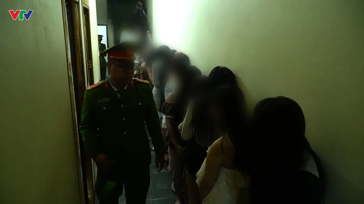 Hà Nội triệt phá quán Karaoke trá hình- Ảnh 1. Hà Nội triệt phá quán Karaoke trá hình- Ảnh 1.