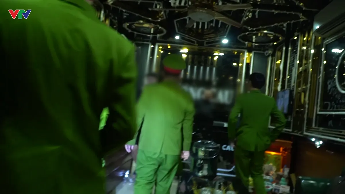 Hà Nội triệt phá quán Karaoke trá hình- Ảnh 2. Hà Nội triệt phá quán Karaoke trá hình- Ảnh 2.