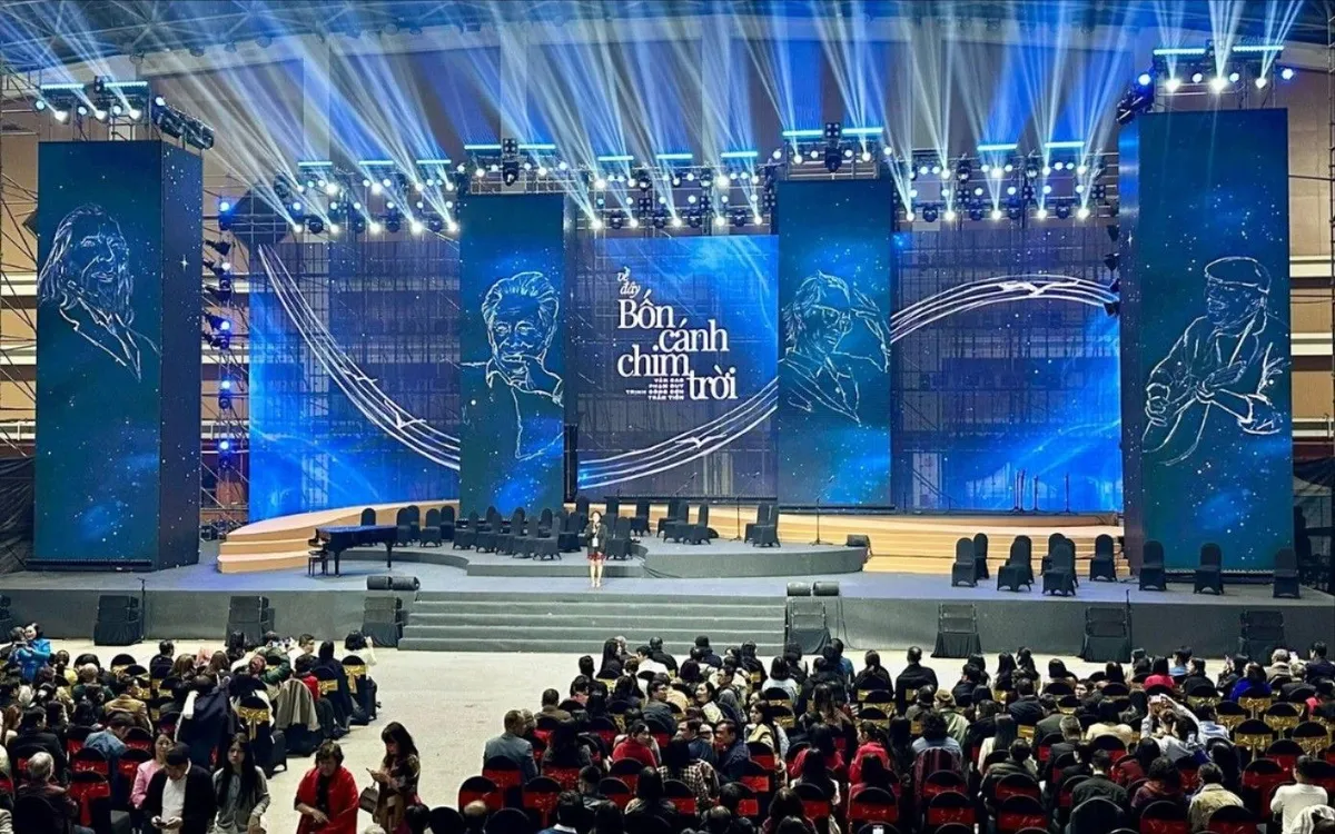 Ban tổ chức "Về đây bốn cánh chim trời" thông báo hủy show khi khán giả đã lấp kín khán đài.