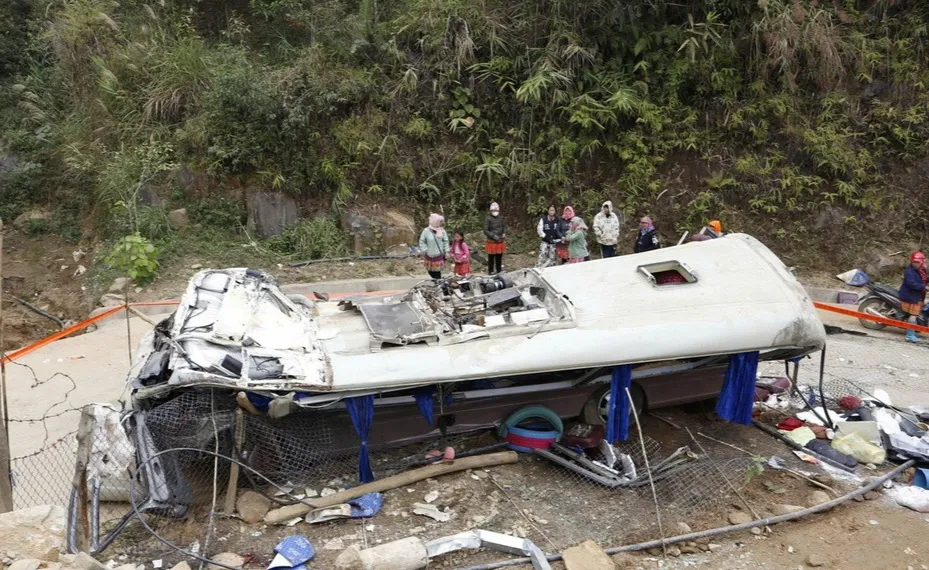 Kiểm tra doanh nghiệp c&oacute; phương tiện g&acirc;y tai nạn khiến 9 người tử vong ở L&agrave;o Cai - Ảnh 2.