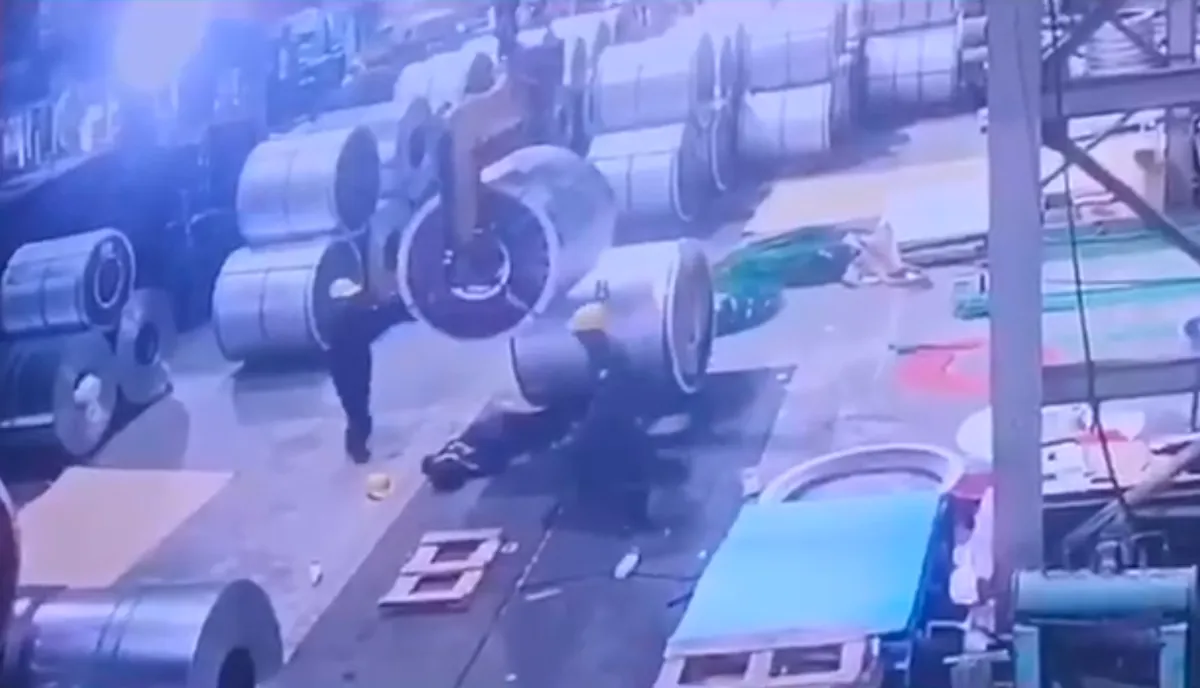 Điều tra làm rõ vụ 1 công nhân Nhà máy Tôn Hoa Sen bị tai nạn lao động tử vong- Ảnh 1. Điều tra làm rõ vụ 1 công nhân Nhà máy Tôn Hoa Sen bị tai nạn lao động tử vong- Ảnh 1.