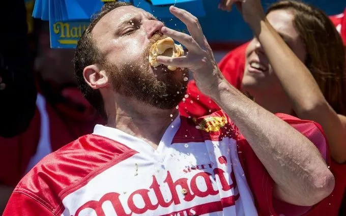 Người thi ăn chuyên nghiệp Joey Chestnut. Ảnh: Straits Times