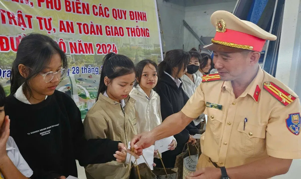 G&aacute;o d&acirc;n x&oacute;m đạo tại Đắk Lắk n&acirc;ng cao &yacute; thức an to&agrave;n giao th&ocirc;ng - Ảnh 2.