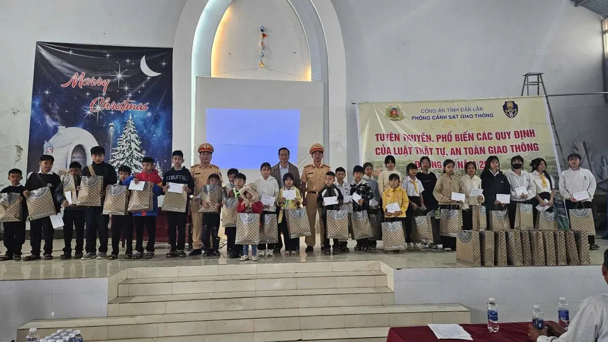 G&aacute;o d&acirc;n x&oacute;m đạo tại Đắk Lắk n&acirc;ng cao &yacute; thức an to&agrave;n giao th&ocirc;ng - Ảnh 3.