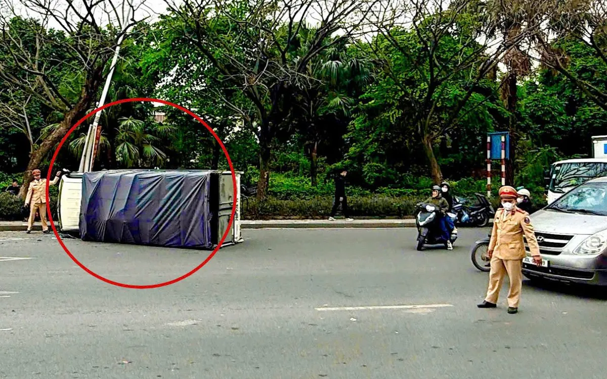 Đội CSGT đường bộ số 5 xử lý vụ TNGT.