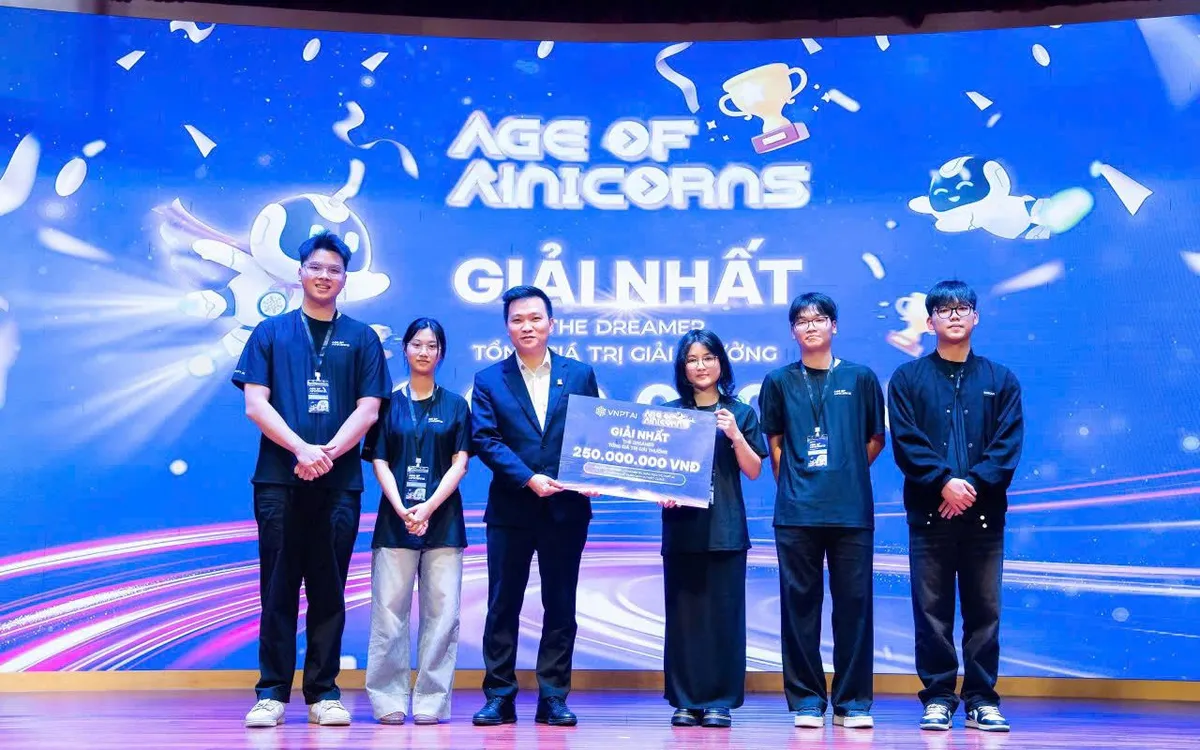 Đội Quarter Zip đạt giải quán quân với dự án Pine AI