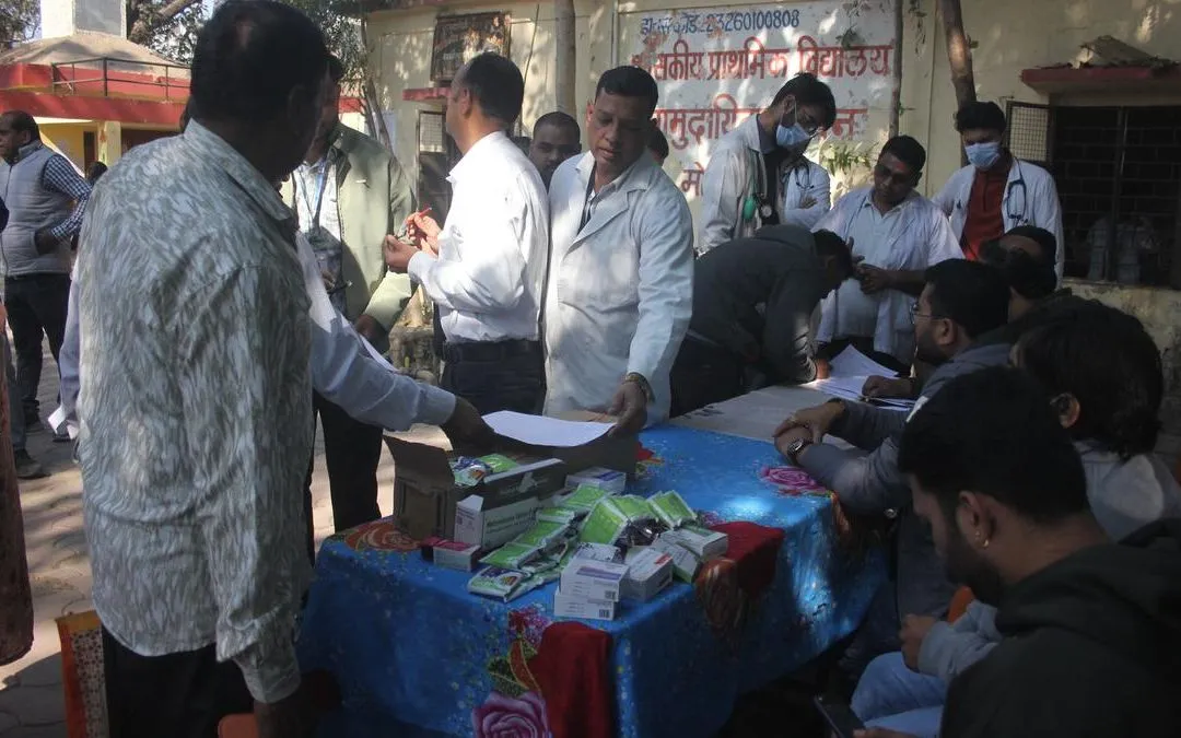 Người dân ở Bhagirathpura, thành phố Indore đến các trạm y tế và bệnh viện sau khi nhiều người mắc bệnh do uống nước bị ô nhiễm (Ảnh: Special Arrangement)