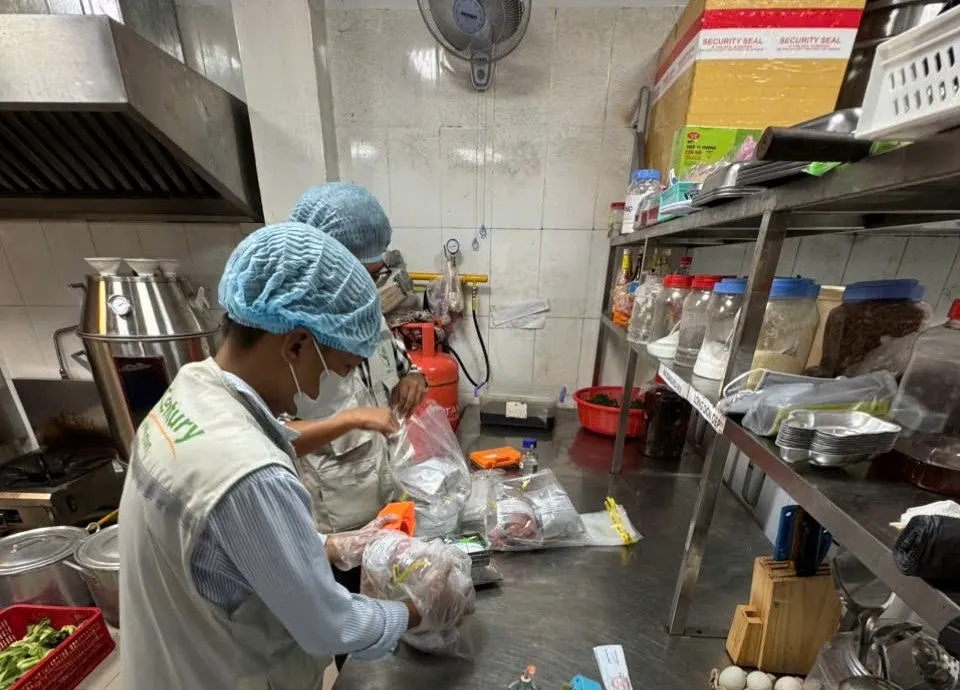 Ph&aacute;t hiện, ti&ecirc;u hủy hơn 30 tấn thịt, nội tạng kh&ocirc;ng r&otilde; nguồn gốc ở TP Hồ Ch&iacute; Minh - Ảnh 3.