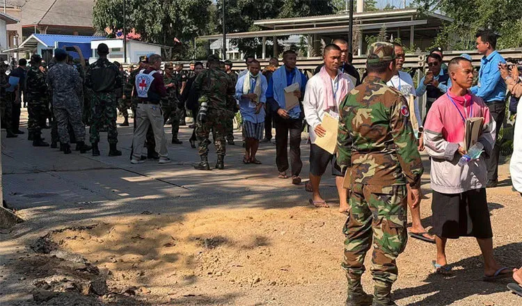 Campuchia tiếp nhận 18 binh sĩ từ Thái Lan, kỳ vọng củng cố lòng tin song phương - Ảnh 1.