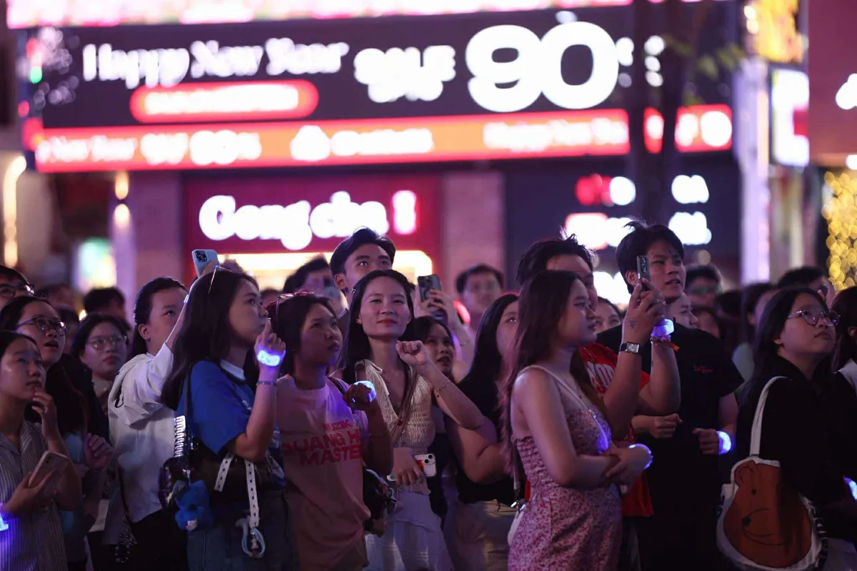 Tưng bừng ph&aacute;o hoa ch&agrave;o đ&oacute;n năm mới 2026 tr&ecirc;n khắp cả nước - Ảnh 34.