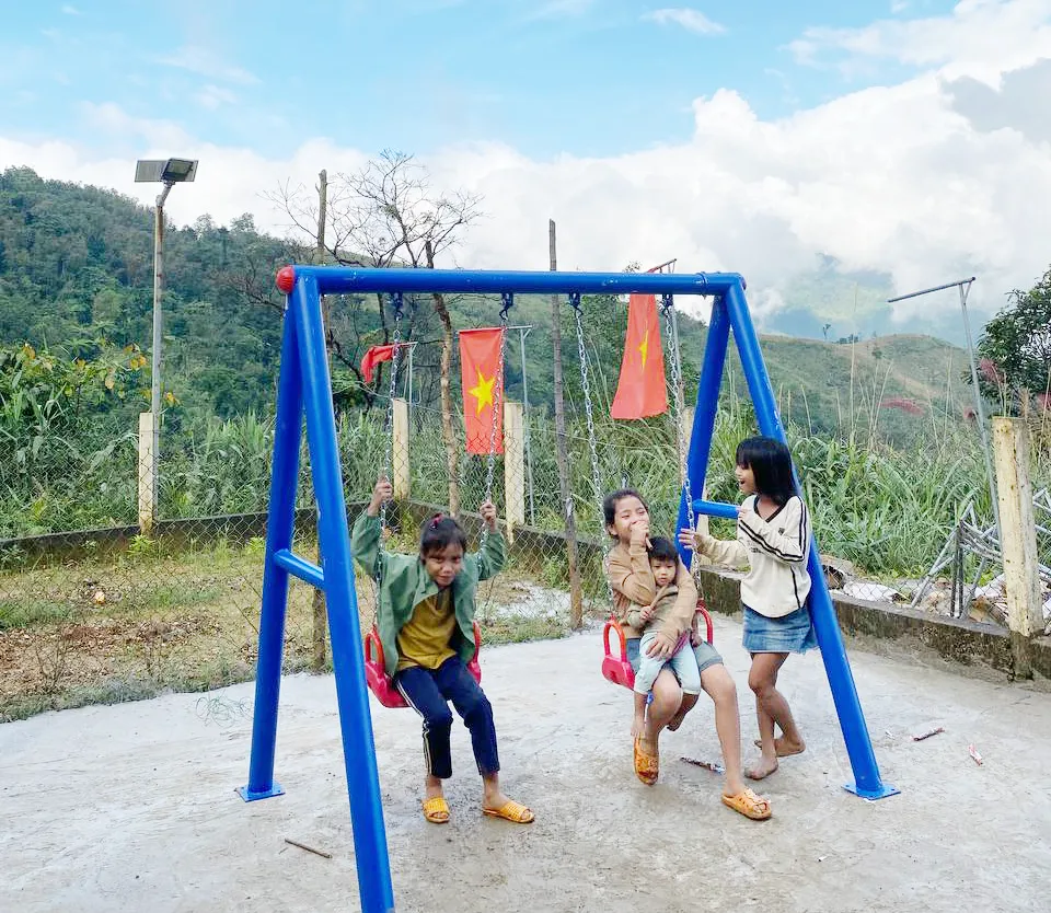 Trao tặng s&acirc;n chơi cho học sinh, dụng cụ lao động cho người d&acirc;n tại Đ&agrave; Nẵng, Đăk Lăk - Ảnh 1.