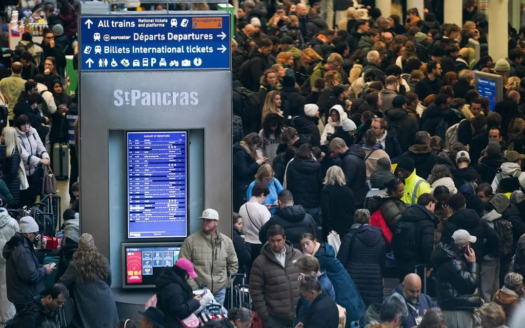 Hành khách chờ các chuyến tàu Eurostar tại ga St Pancras International ở London, ngày 30/12/2025. (Ảnh: AP)