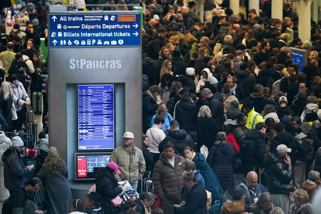 Khôi phục hoạt động đường hầm eo biển Manche- Ảnh 1. Khôi phục hoạt động đường hầm eo biển Manche- Ảnh 1.