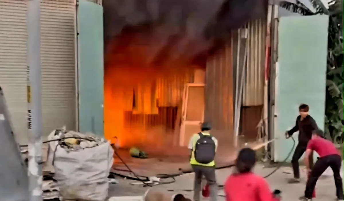 Ch&aacute;y ki-ốt b&aacute;n nước giải kh&aacute;t tại TP Hồ Ch&iacute; Minh, 1 người tử vong  - Ảnh 3.