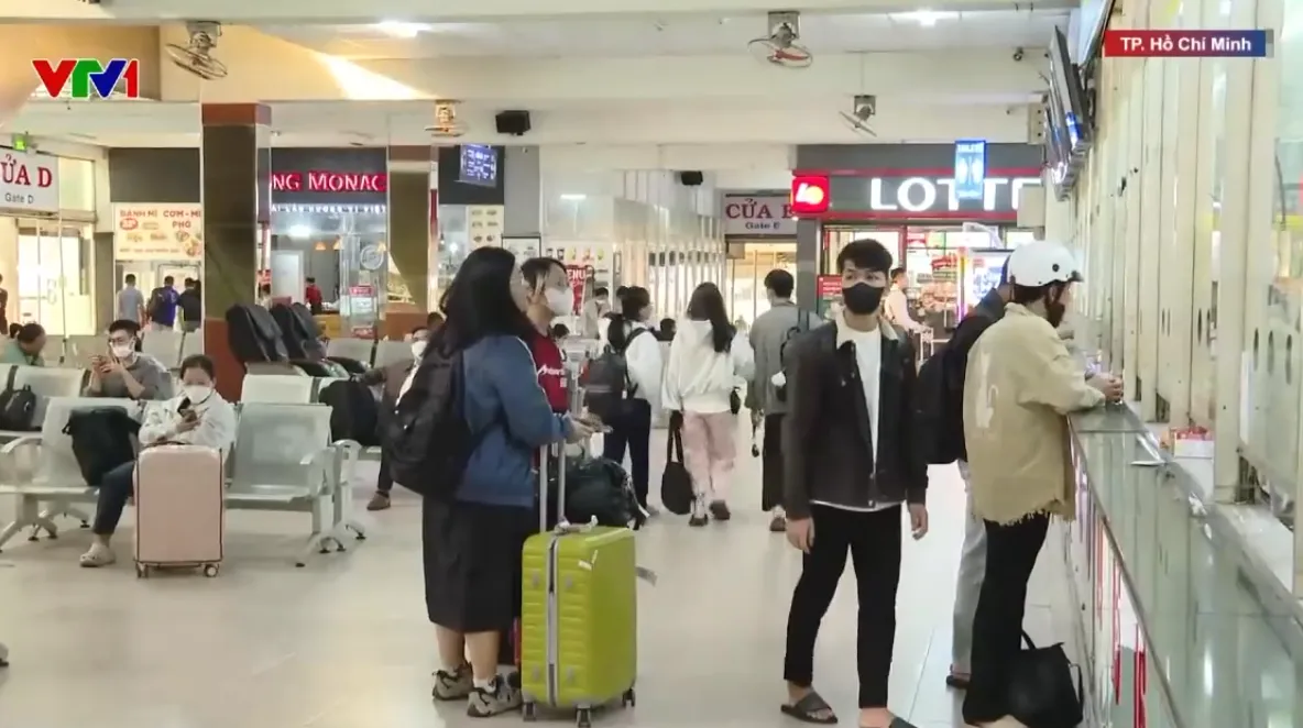 Bến xe kh&aacute;ch ph&iacute;a Nam nhộn nhịp trước kỳ nghỉ Tết Dương lịch - Ảnh 1.