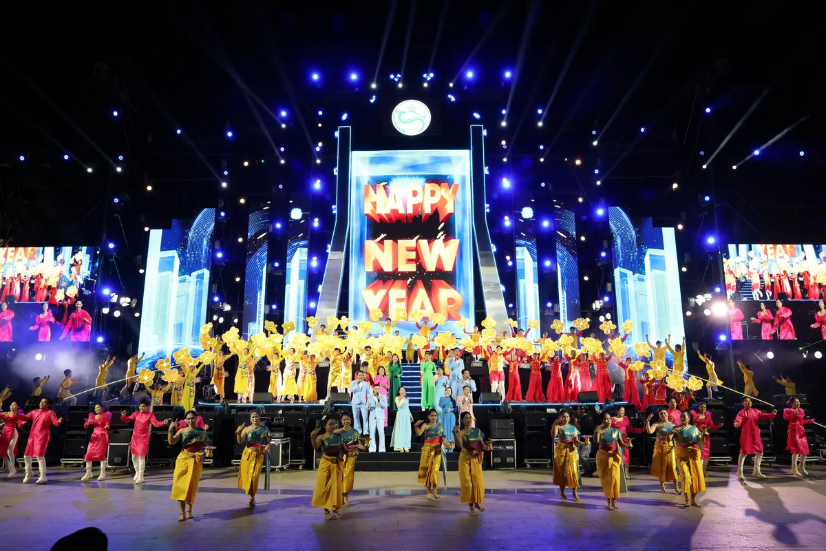 Cần Thơ rộn r&agrave;ng ch&agrave;o năm mới 2026 - Ảnh 4.