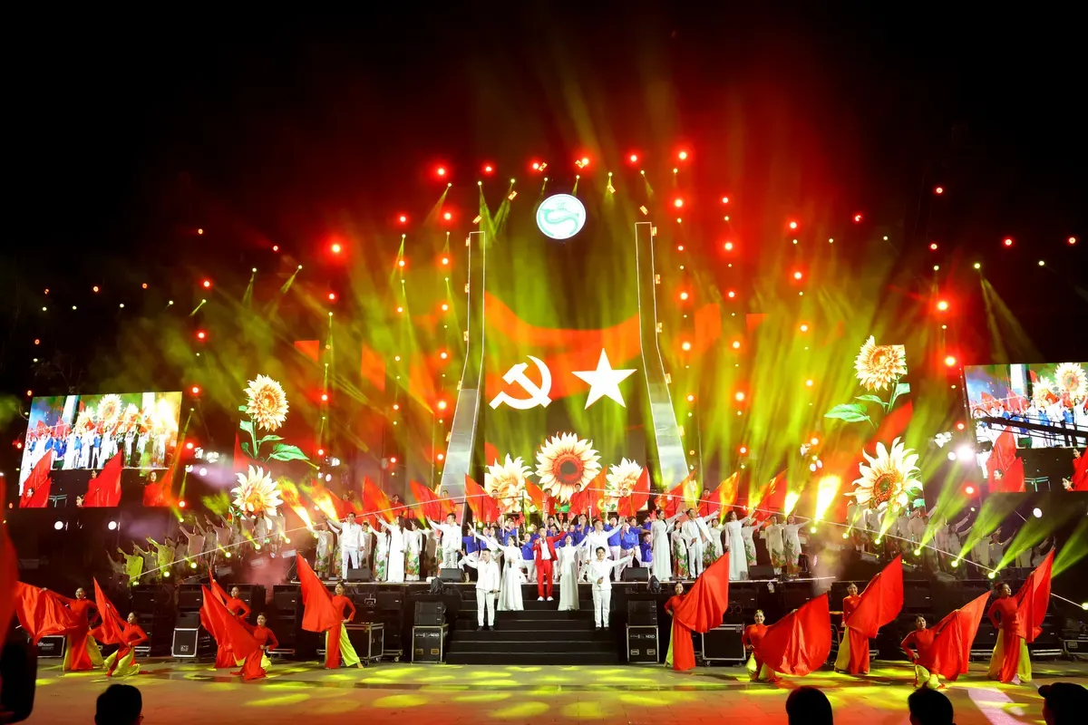 Tưng bừng ph&aacute;o hoa ch&agrave;o đ&oacute;n năm mới 2026 tr&ecirc;n khắp cả nước - Ảnh 16.