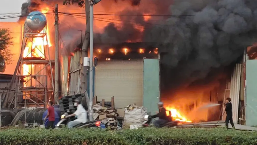 Ch&aacute;y ki-ốt b&aacute;n nước giải kh&aacute;t tại TP Hồ Ch&iacute; Minh, 1 người tử vong  - Ảnh 2.