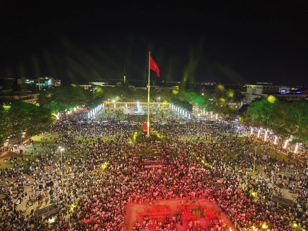Tưng bừng ph&aacute;o hoa ch&agrave;o đ&oacute;n năm mới 2026 tr&ecirc;n khắp cả nước - Ảnh 24.