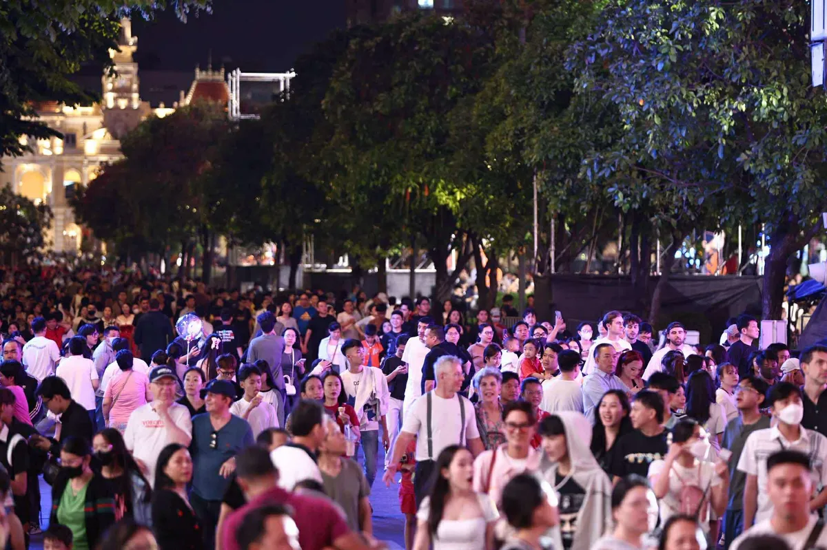 Tưng bừng ph&aacute;o hoa ch&agrave;o đ&oacute;n năm mới 2026 tr&ecirc;n khắp cả nước - Ảnh 36.