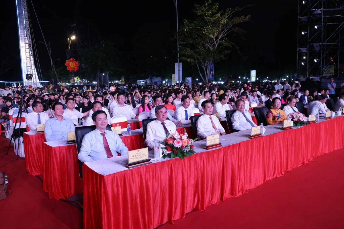 Cần Thơ rộn r&agrave;ng ch&agrave;o năm mới 2026 - Ảnh 1.