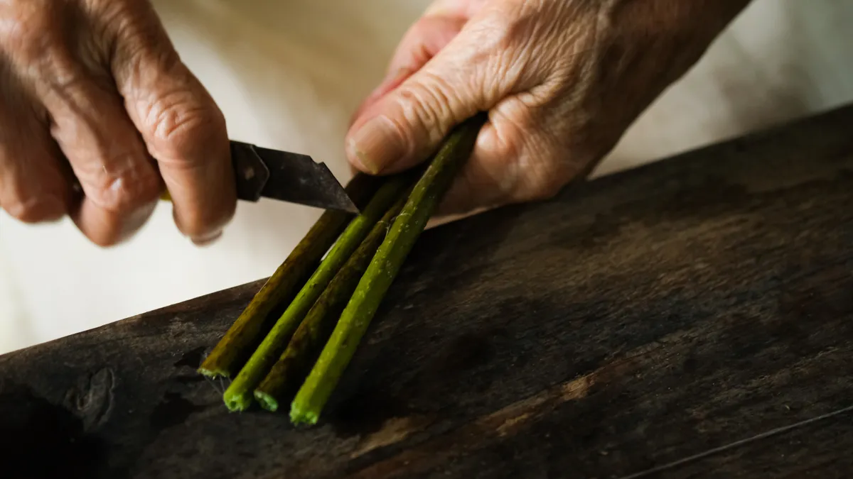 Lụa tơ sen - hơi thở mới của l&agrave;ng lụa Ph&ugrave;ng X&aacute; - Ảnh 2.