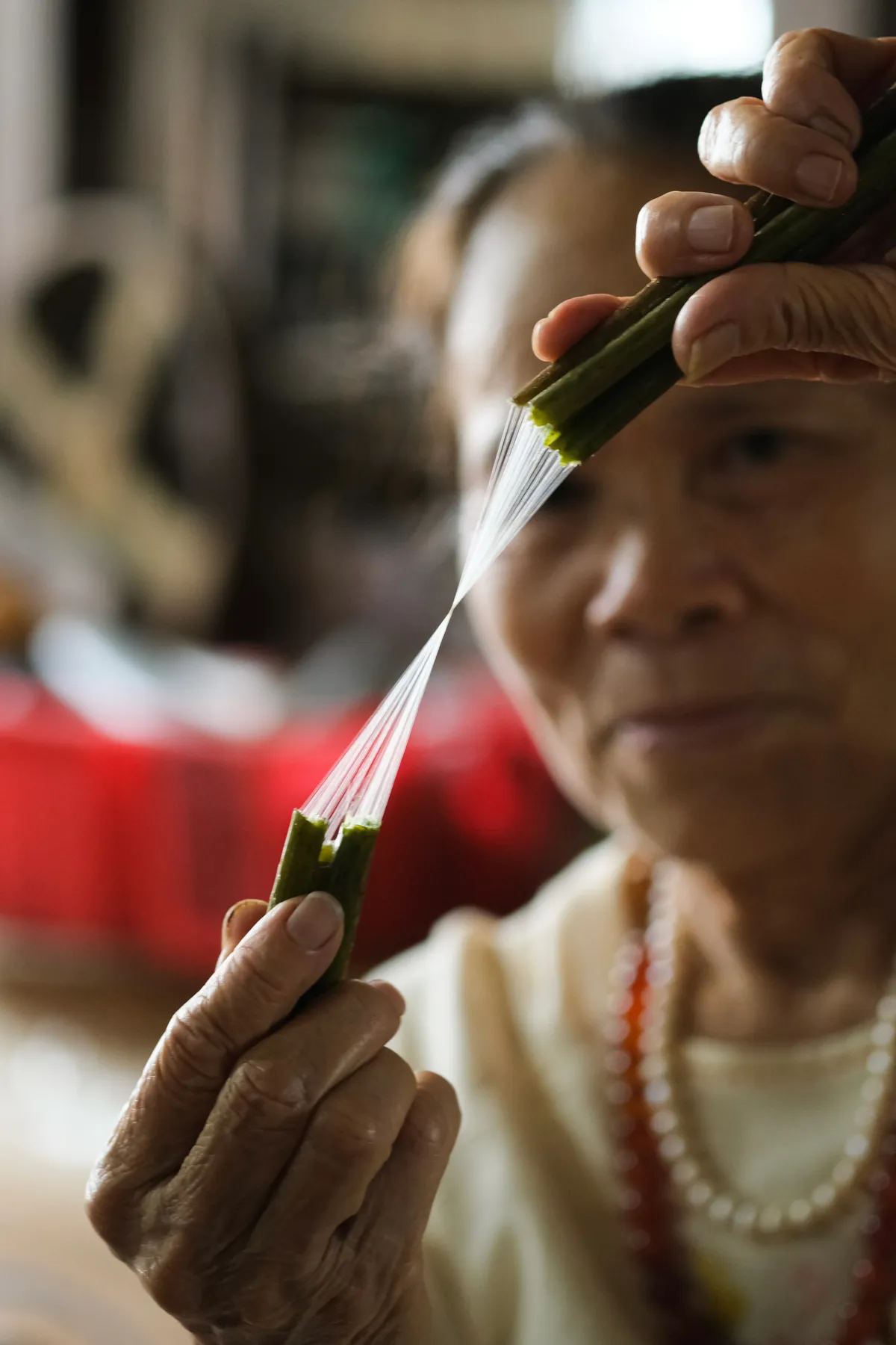 Lụa tơ sen - hơi thở mới của l&agrave;ng lụa Ph&ugrave;ng X&aacute; - Ảnh 4.