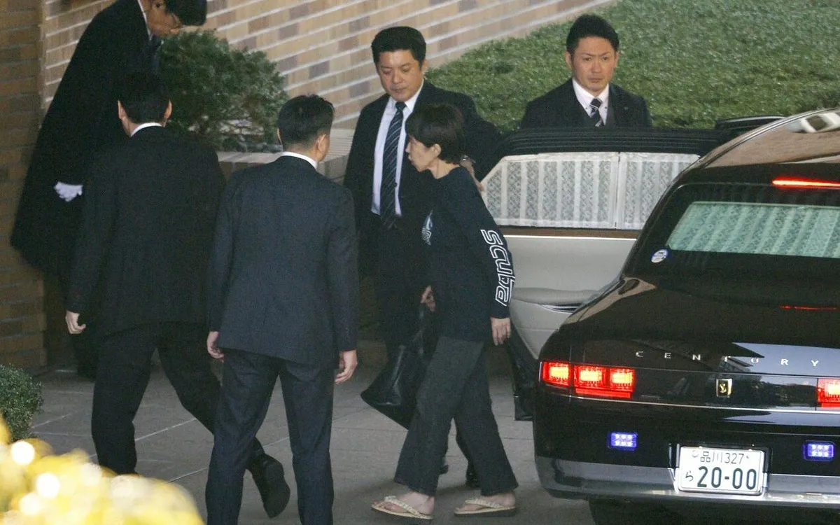 Thủ tướng Takaichi Sanae đi dép kẹp, ăn mặc giản dị chuyển vào dinh thự chính thức của Thủ tướng, ngày 29/12/2025 (Ảnh: Kyodo)